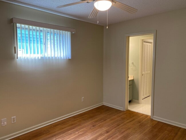 Building Photo - 805 W 2nd St