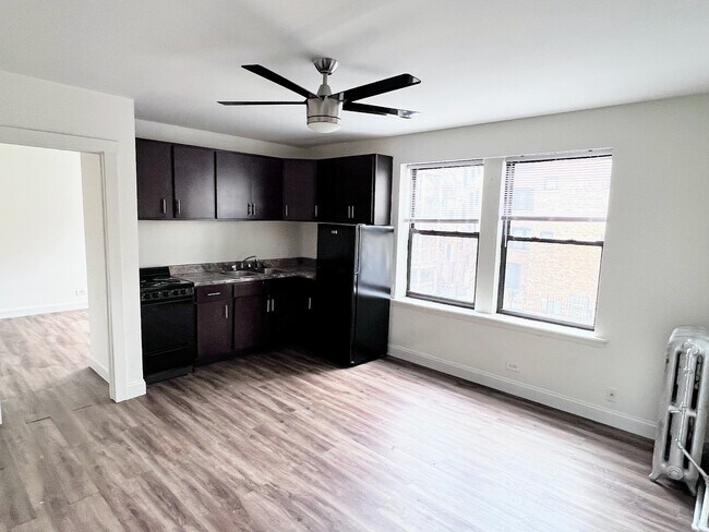 Building Photo - 3933 N Clarendon Ave