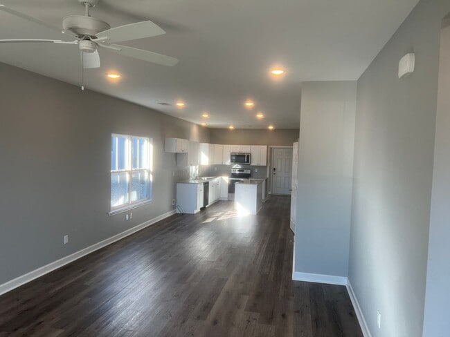 Building Photo - 3 Bed 3 Bath Home