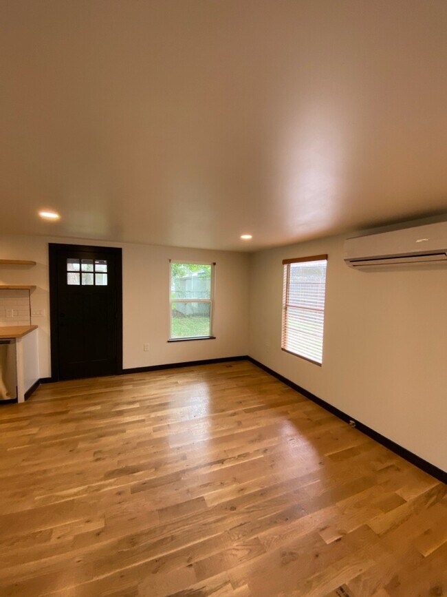 entrance - 1711 Brentwood St