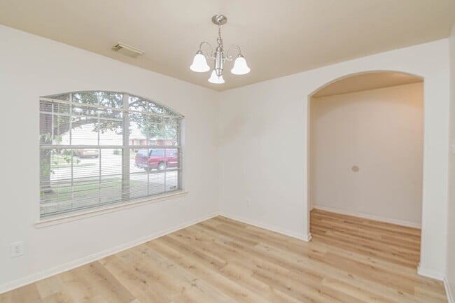 Building Photo - 6519 Floral Glen Ln