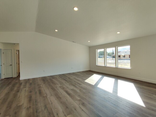 Building Photo - Stunning Newer Build in Benton City