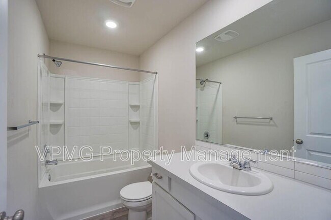 Building Photo - 2620 NE 117th Pl