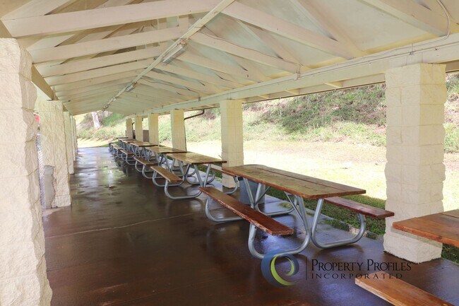 Building Photo - Ground Floor 1 bedroom 1 bath with 2 lanai...