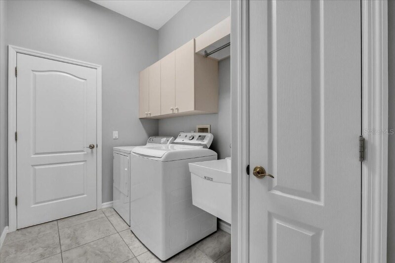 Building Photo - 3013 Royal Palm Dr