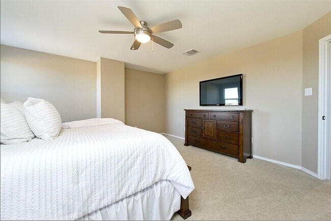 Building Photo - 105 Golden Bear Dr