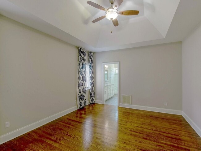 Building Photo - Move in ready Cotswold dream home.