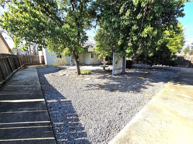 Building Photo - Immaculate 3 Bedroom 2 Bath Home