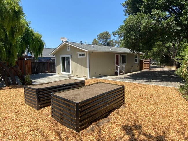 Building Photo - Charming 2 Bedroom Westside Petaluma Bungalow