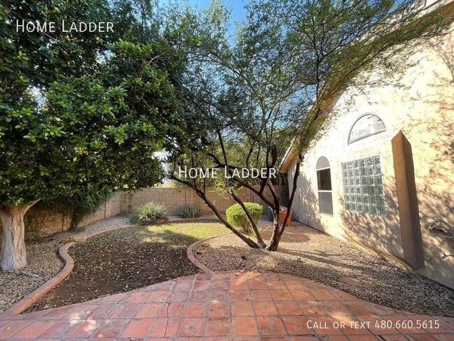 Building Photo - 4723 E Weaver Rd