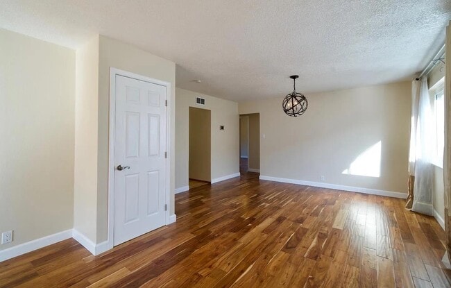 Building Photo - 621 Forest Lake Dr