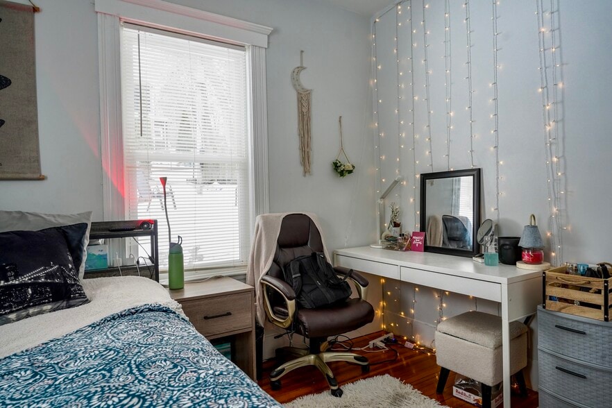 Building Photo - 108 Hillside St