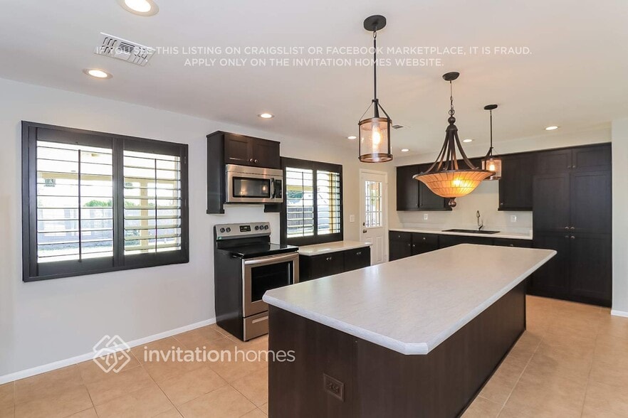 Building Photo - 213 E Carson Cir