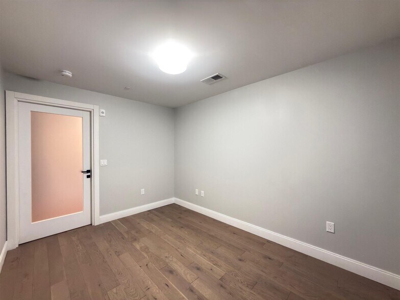 Building Photo - 15 Central St