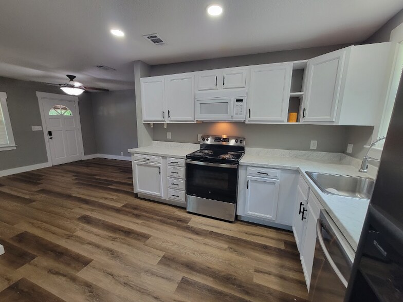 Building Photo - 5005 Lynell St