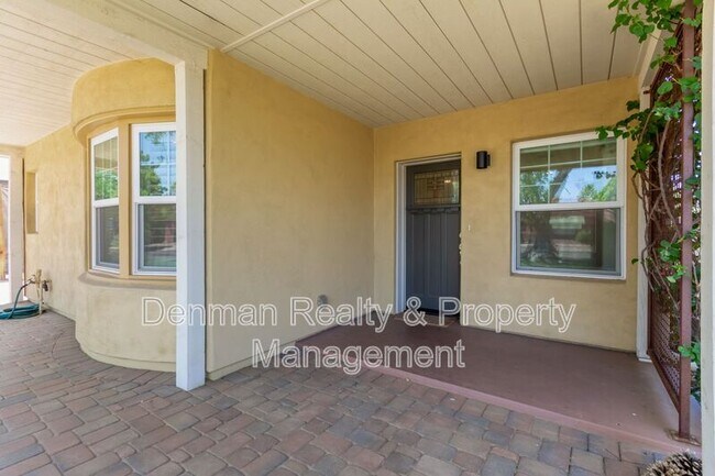 Building Photo - 1513 E Earll Dr