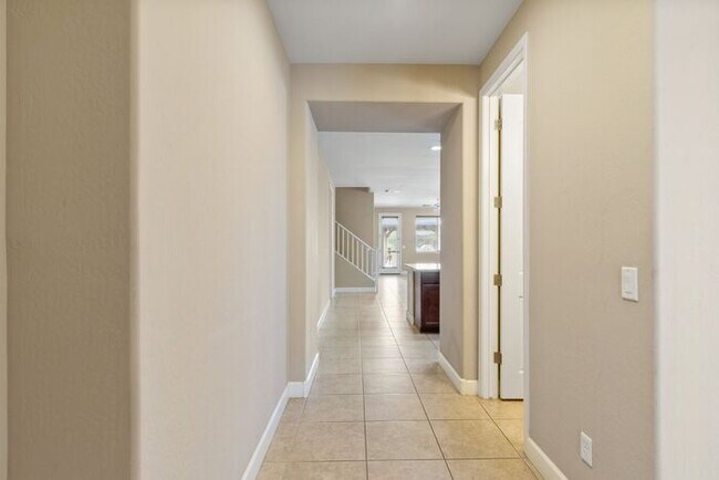 Building Photo - Welcome to this Charming 5 bedroom, 3.5 ba...
