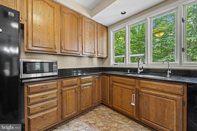 Building Photo - 7500 S Valley Dr