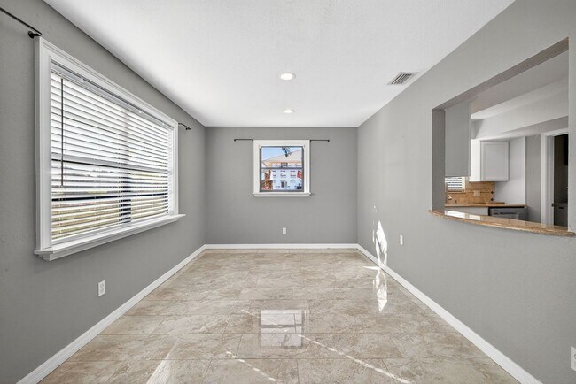 Building Photo - 2 Bedroom 2 Bath Condo with Community pool