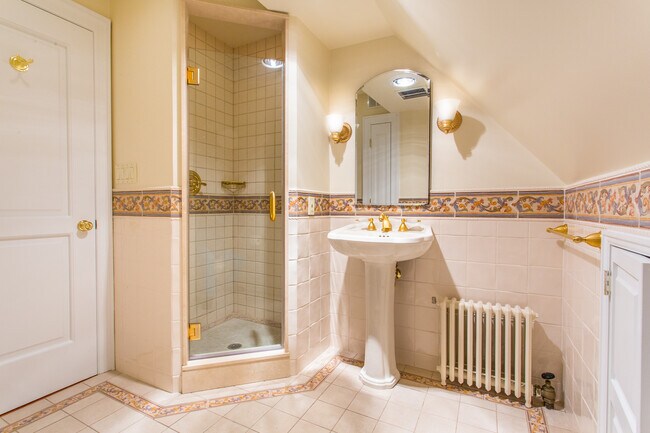 Building Photo - 161 Greenway S