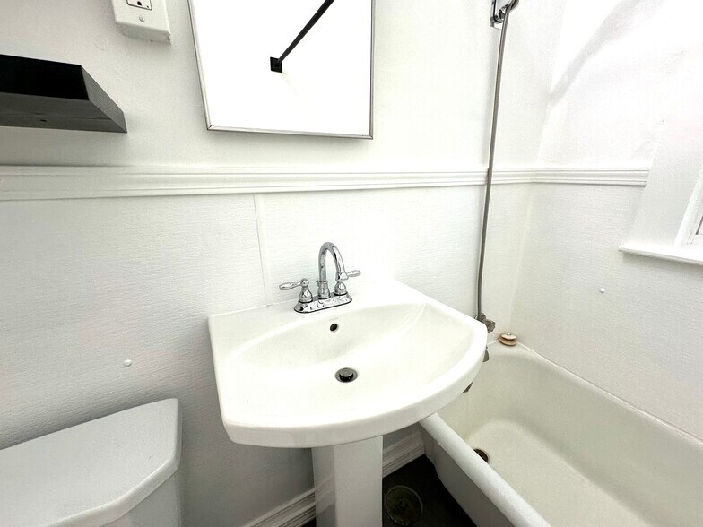 Building Photo - 1108 S Detroit Ave Michael