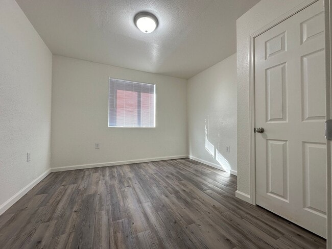 Building Photo - 616 5th St