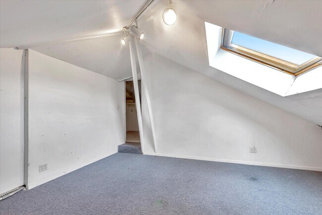 Building Photo - 954 Russell Ave