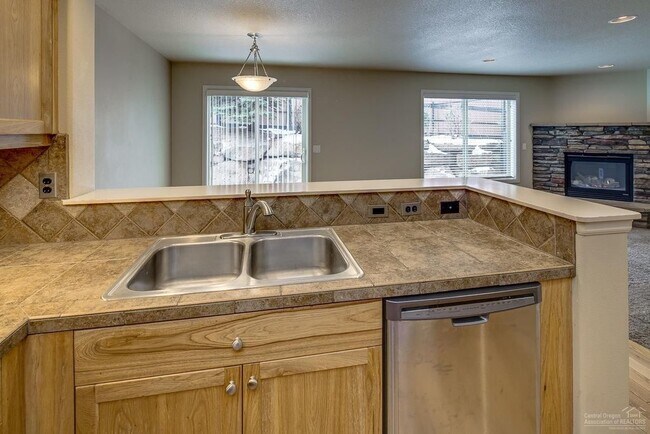 Building Photo - Beautiful 3 Bed/2.5 Bath Two-Story Duplex ...