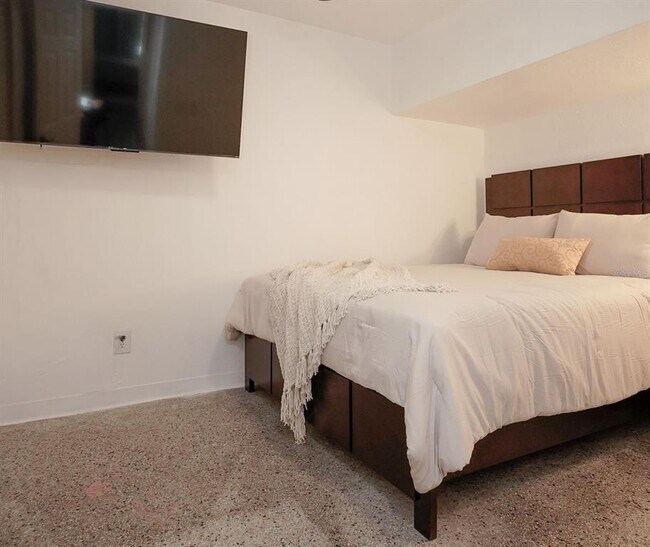 Building Photo - 4739 Baywood Point S