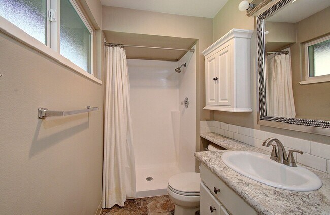 Building Photo - Spacious 4bd 2.5ba Home - Avail. Now!