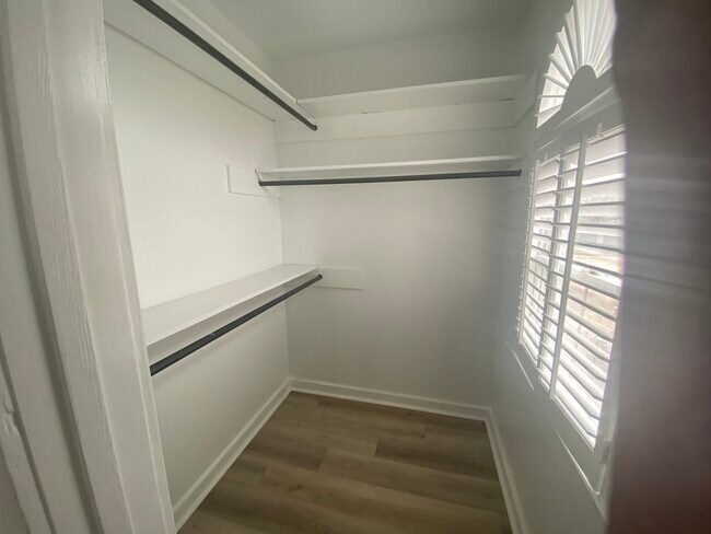 Building Photo - 404 St James St