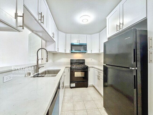 Building Photo - Lovely 2-Bed, 2-Bath Condo with Great Loca...