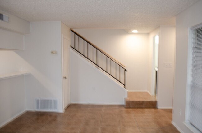 Building Photo - 2 Bed/ 1 Bath With Easy Access to 183/290 and 35