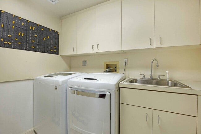 Building Photo - 2401 N Ocean Blvd