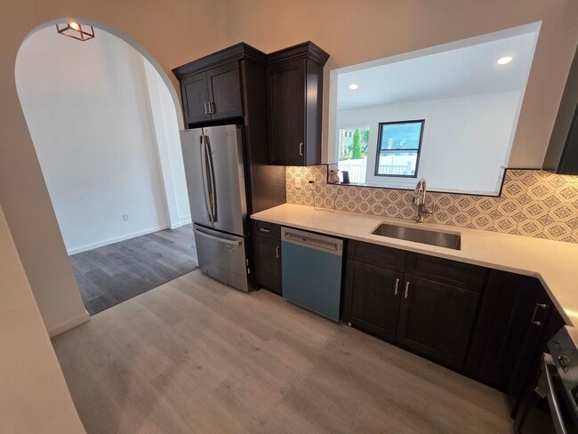 Building Photo - Newly Renovated 2 Bedroom Apartment - Poug...