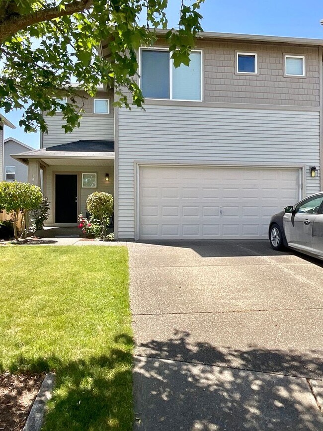 Building Photo - Just in Time for School!!! Beautifully Lan...