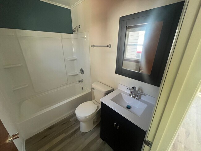 Building Photo - Fully Remodeled 2 Bedroom 1.5 Bathroom House in Moline