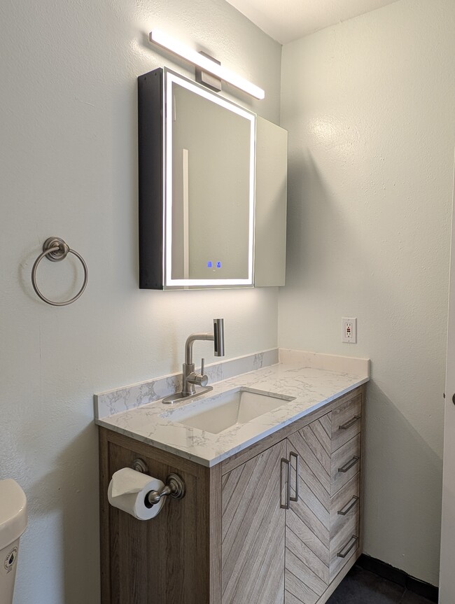 Master bathroom - 5530 Thornburn St