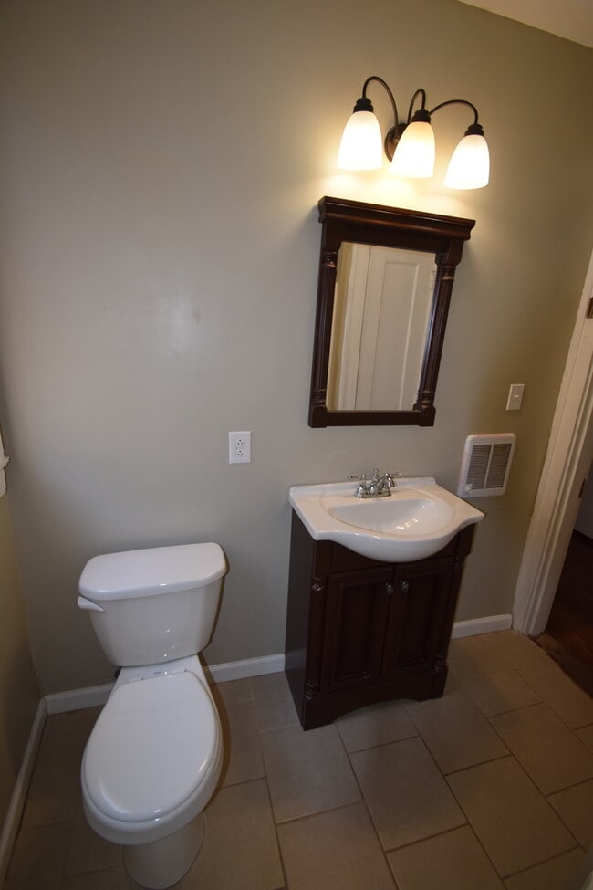 Building Photo - SHOWINGS AVAILABLE - Historic Apartment Bu...