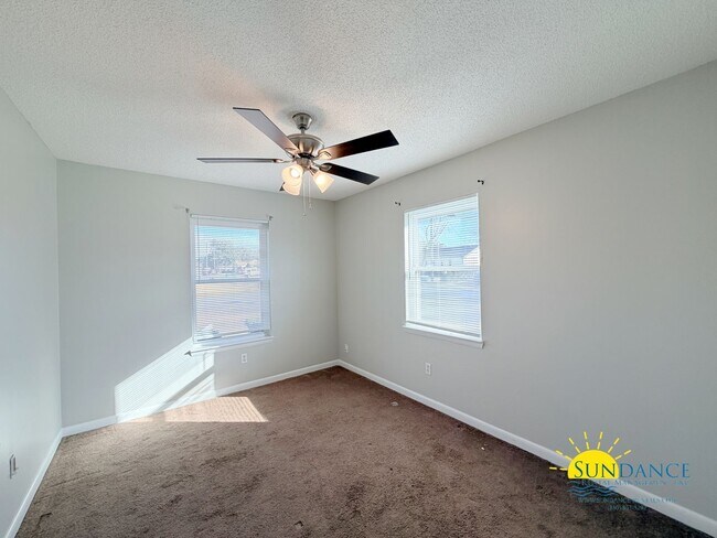 Building Photo - 4 miles from Hurlburt Field, 3 Bedroom beautiful home!