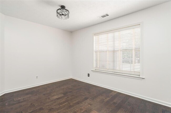 Building Photo - 561 Pine Tree Ln