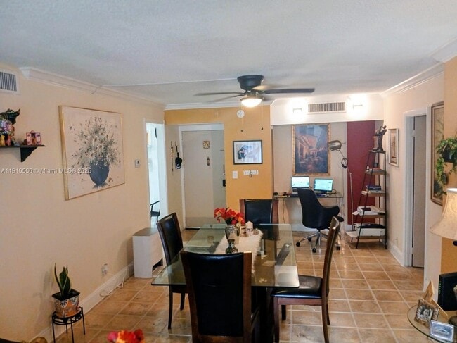 Building Photo - 3101 N Country Club Dr