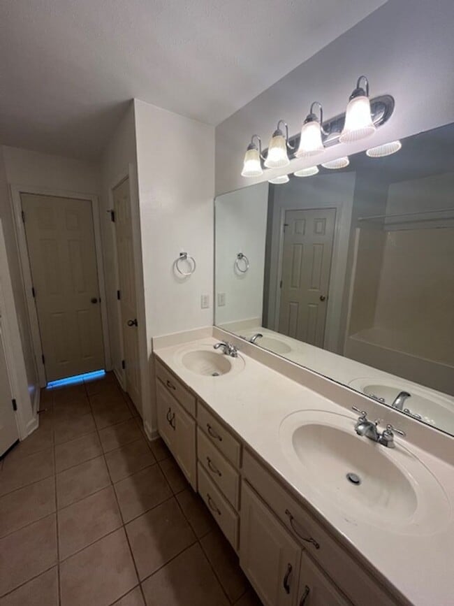 Building Photo - 102 Rosebud Cir