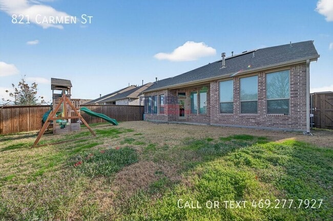 Building Photo - 821 Carmen St