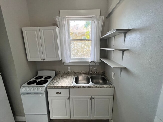 Building Photo - Gorgeous Studio Near The Pearl!