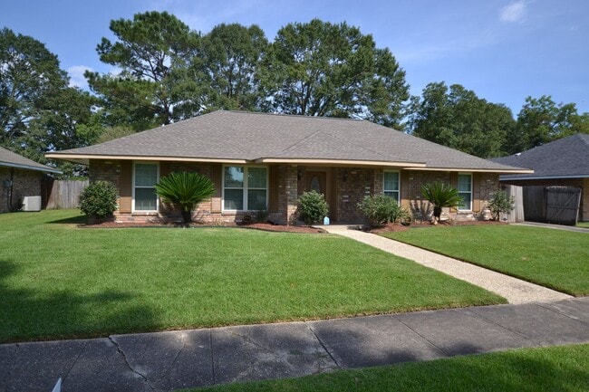 Building Photo - Must See!  Beautifully remodeled 3 bedroom, 2 bath home in Park Forest - Oakcrest Subdv