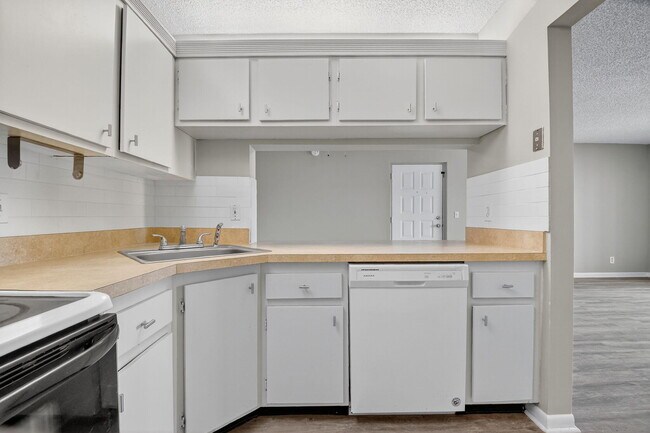 Building Photo - 629 Sea Pine Way