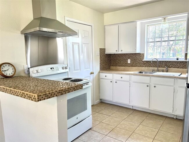 Primary Photo - 3514 Sparrow St