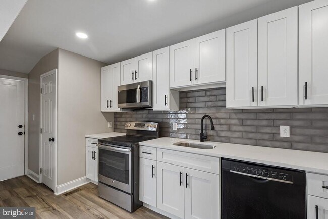 Building Photo - 5536 Pine St