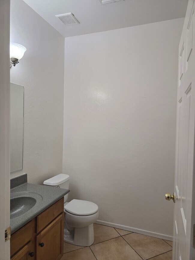 Building Photo - Large 4 bedroom home with Den - Corner lot...
